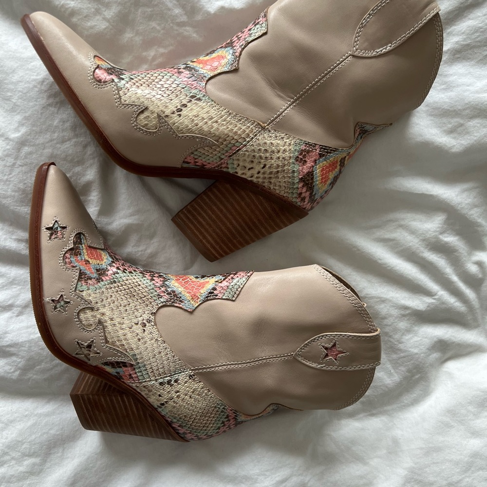 COPY - Aldo x Tezza Leather The Runaway Embossed Western Boots in Beige. - Picture 8 of 9